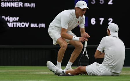 Grigor Dimitrov recebe tratamento médico antes de abandonar a partida contra Jannik Sinner em Wimbledon (foto: Adrian Dennis / AFP)