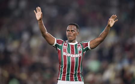 Jhon Arias se despede do Fluminense após a partida contra o Cruzeiro
