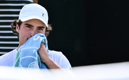 João Fonseca enfrenta Nicolas Jarry pela terceira fase em Wimbledon (foto: Kirill KUDRYAVTSEV / AFP)
