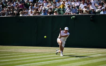 João Fonseca enfrenta Nicolas Jarry pela terceira fase em Wimbledon (foto: Kirill KUDRYAVTSEV / AFP)