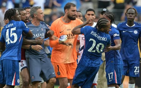 João Pedro cai ao chão após receber tapa na cara de Luis Enrique após a final do Mundial de Clubes