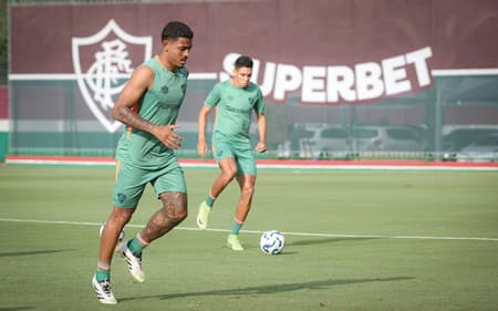 John Kennedy em treino com o Fluminense antes do clássico contra o Flamengo