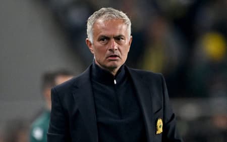 José Mourinho em ação no jogo entre Manchester United e Fenerbahçe pela Europa League (Foto: Ozan KOSE / AFP)