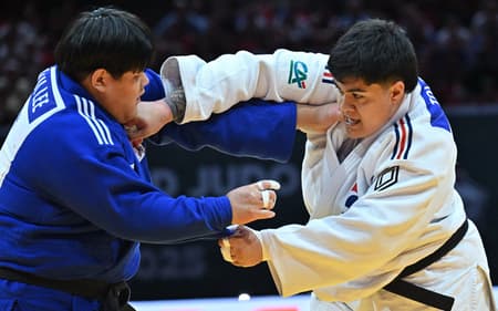 Francesa Julia Tolofua enfrenta Hyeonji Lee no Mundial de Judô (foto: Attila KISBENEDEK / AFP)