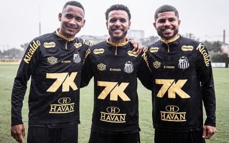 Os atacantes Leleti e Lipão e o meia Jeffinho estão treinando, desde esta quarta-feira (2) no CT Rei Pelé. (Foto: Divulgação/ Santos FC)