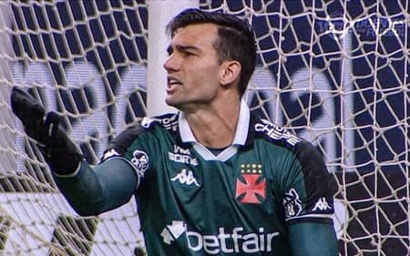 Léo Jardim reclama em Inter x Vasco