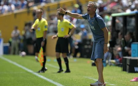 Luis Enrique comanda PSG de short e camisa do clube diante do Seattle Sounders, no Mundial