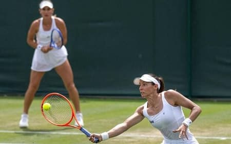Luisa Stefani e Timea Babos (foto: Wimbledon / Divulgação