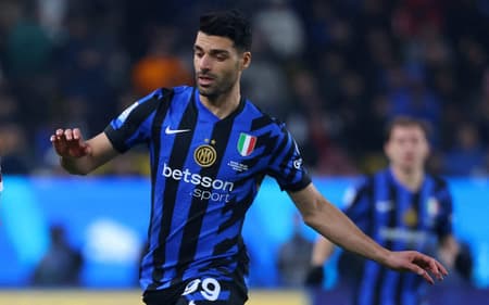 Malick Thiaw e Mehdi Taremi em Internazionale x Milan. (foto: Fayez NURELDINE / AFP)