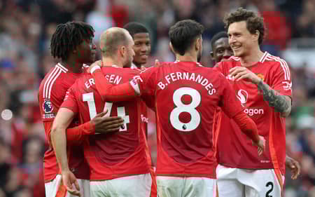 Manchester United comemorando o gol de Eriksen, na última partida da Premier League (Foto: Darren Staples/AFP)