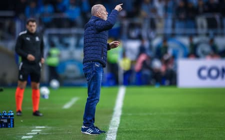 Mano Menezes gesticula durante o empate do Grêmio com o Alianza Lima. (Foto: Lucas Uebel/Grêmio FBPA)