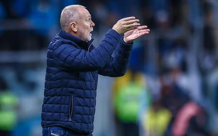 Mano Menezes orienta jogadores em jogo do Grêmio. (Foto: Lucas Uebel/Grêmio FBPA)