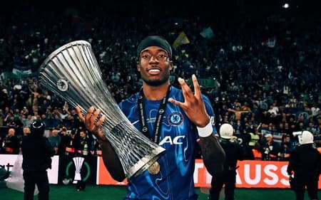 Noni Madueke com a camisa do Chelsea (Foto: Reprodução/ Redes Sociais)