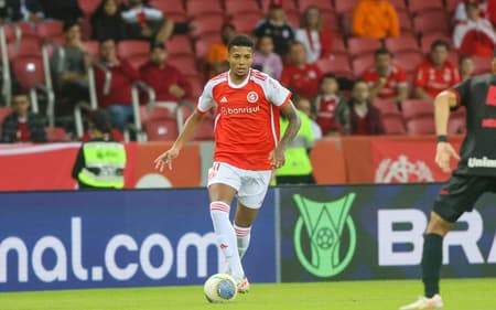 Matheus Dias, volante da base do Internacional