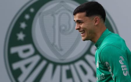 O Palmeiras se reapresentou na manhã desta sexta-feira (11), na Academia de Futebol, após a disputa da Copa do Mundo de Clubes da FIFA, nos Estados Unidos. Com a participação do atacante paraguaio Ramón Sosa, contratado nesta semana junto ao Nottingham Forest-ING, o elenco palestrino iniciou a preparação para enfrentar o Mirassol, às 19h de quarta-feira (26), no Allianz Parque, pela 14ª rodada do Campeonato Brasileiro. O jogador da Seleção do Paraguai, que assinou vínculo por cinco anos com o Verdão, realizou parte do treino integrado ao grupo e complementou com uma atividade física à parte.