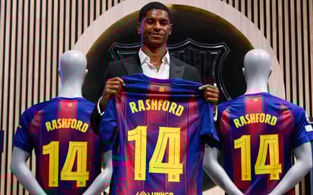 Rashford segura camisa do Barcelona durante apresentação como reforço do clube