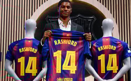 Rashford segura camisa do Barcelona durante apresentação como reforço do clube