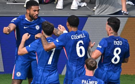 Reece James celebra gol do Chelsea sobre o Benfica no Mundial junto de seus companheiros
