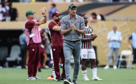 Renato Gaúcho aplaude torcida do Fluminense após derrota no Mundial de Clubes