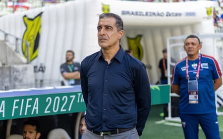 Renato Paiva comanda o Fortaleza contra o Bahia (Foto: Baggio Rodrigues/AGIF)