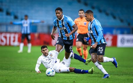 Riquelme com a bola no jogo do Grêmio contra o Sportivo Luqueño. (Foto: Lucas Uebel/Grêmio FBPA)