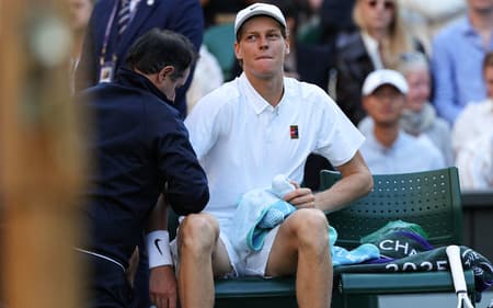 Sinner recebeu atendimento durante a partida contra Dimitrov