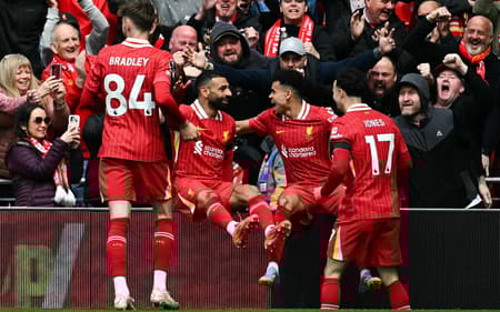 Salah comemora com Luis Díaz gol do Liverpool sobre o West Ham, pela Premier League