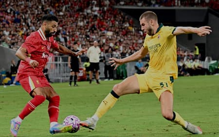 Salah encara marcação de Pavlovic no amistoso entre Liverpool e Milan