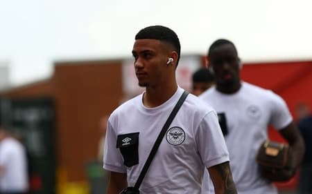 Gustavo Nunes antes de partida pelo Brentford (Foto: redes sociais)