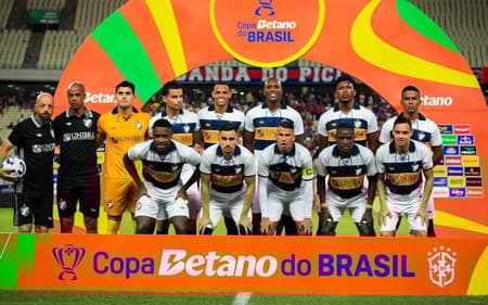 Time do Retrô antes da partida contra o Fortaleza (Foto: redes sociais)