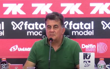 Fábio Mota em entrevista coletiva no Barradão (Foto: reprodução / EC Vitória)