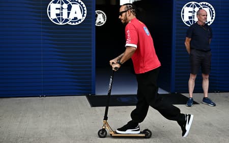 Lewis Hamilton passeia pelos boxes em Silverstone (foto: Ben STANSALL / AFP)