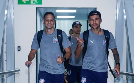Arias e Nestor desembarcam em Cali (Foto: divulgação / EC Bahia)