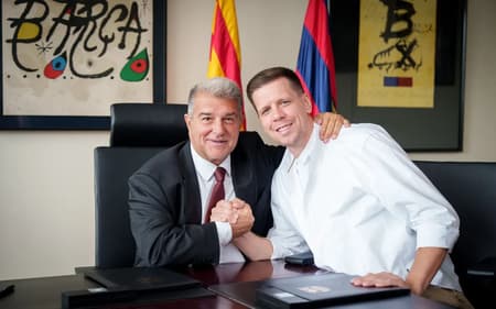 Szczęsny aperta a mão de Laporta em assinatura de contrato com o Barcelona