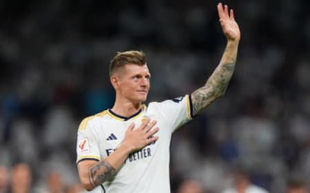 Toni Kroos em despedida pelo Real Madrid no Santiago Bernabéu (Foto: AFP)