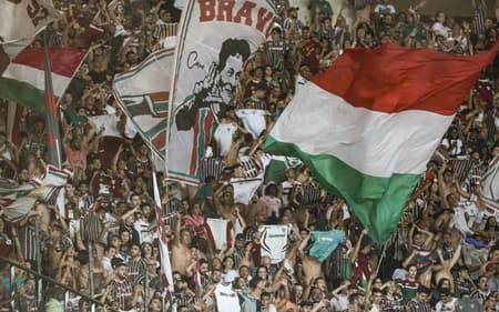 Torcida do Fluminense nas arquibancadas do Maracanã no jogo contra o Grêmio