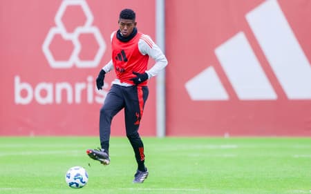 Vitão, zagueiro do Internacional, em treino no CT Parque Gigante