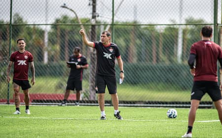 Fábio Carille comanda treino do Vitória no gramado sintético do Barradão (Foto: Victor Ferreira / EC Vitória)