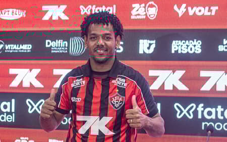 Romarinho é apresentado oficialmente no Vitória (Foto: Victor Ferreira / EC Vitória)