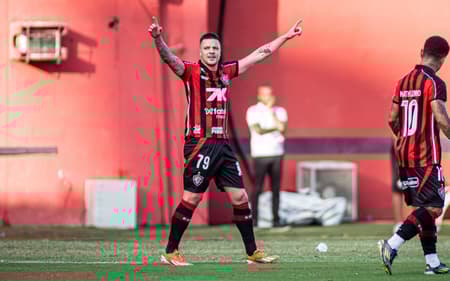 Renato Kayzer comemora gol contra o Bragantino (Foto: Victor Ferreira / EC Vitória)