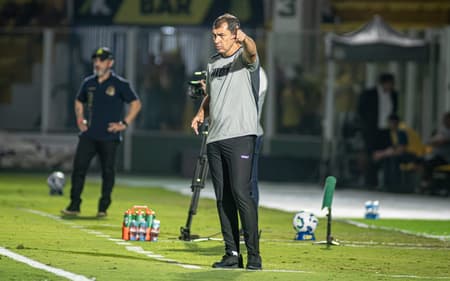 Carille comanda o Vitória contra o Mirassol (Foto: Victor Ferreira / EC Vitória)