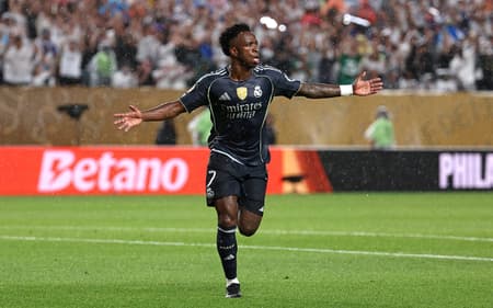 Vini Jr comemora gol pelo Real Madrid sobre o RB Salzburg, no Mundial de Clubes