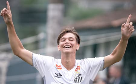 Vinicius Lira é um dos destaques das categorias de base do Santos e treina com o elenco profissional do Peixe. (Foto: Divulgação/ Instagram)