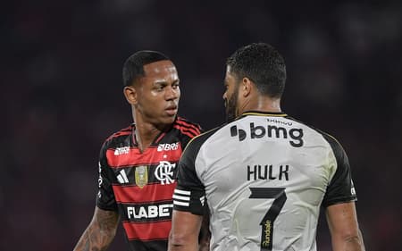 Wallace Yan e Hulk se estranham durante jogo do Brasileirão no Maracanã (Foto: Thiago Ribeiro / AGIF)