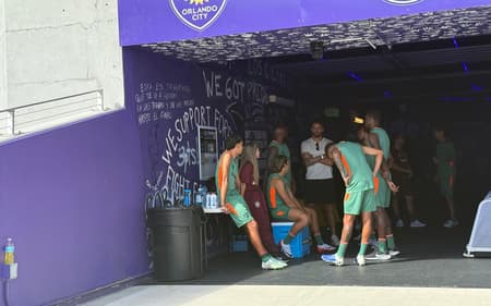Renato Augusto visitou treino do Fluminense no Mundial de Clubes, em Orlando (Foto: Sharon Prais / Lance!)