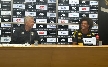 O ídolo do Santos Clodoaldo apresenta o novo reforço do Peixe, Willian Arão. (Foto: Juliana Yamaoka/ Lance!)