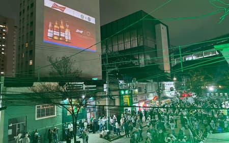 Torcedores acompanham Palmeiras x Chelsea em telão próximo ao Allianz Parque. (Foto: Isabella Zuppo)