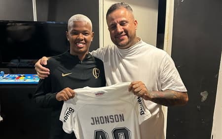 Jhonson, do Corinthians, ao lado do barbeiro Renan Ferreira. (Foto: Acervo pessoal)
