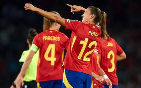 Patri comemora gol da Espanha contra a Itália. (Foto: Seleção Espanhola/Divulgação)