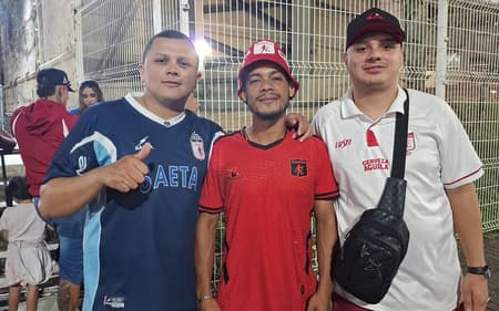 Héctor e seus amigos antes de entrarem na Arena Fonte Nova (Foto: Rafael do Carmo / Lance!)